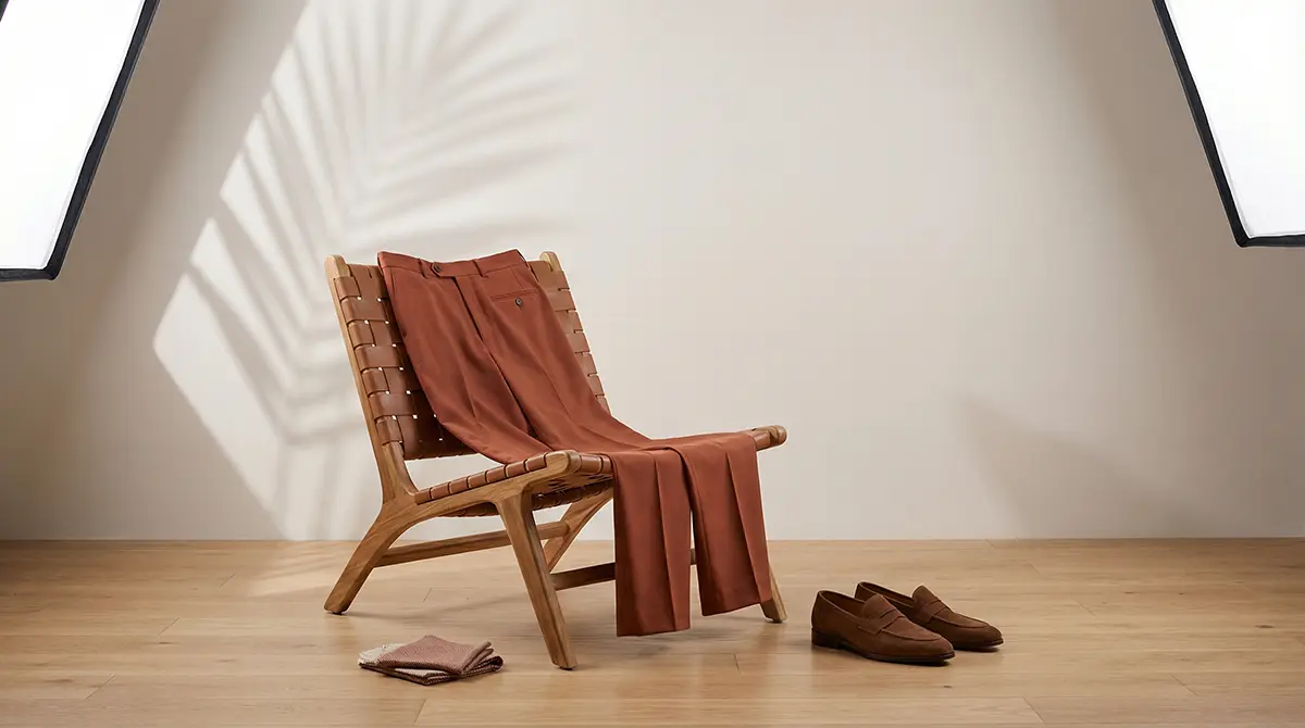 С чем носить широкие мужские брюки: сочетание терракотовых брюк свободного кроя и коричневых замшевых лоферов