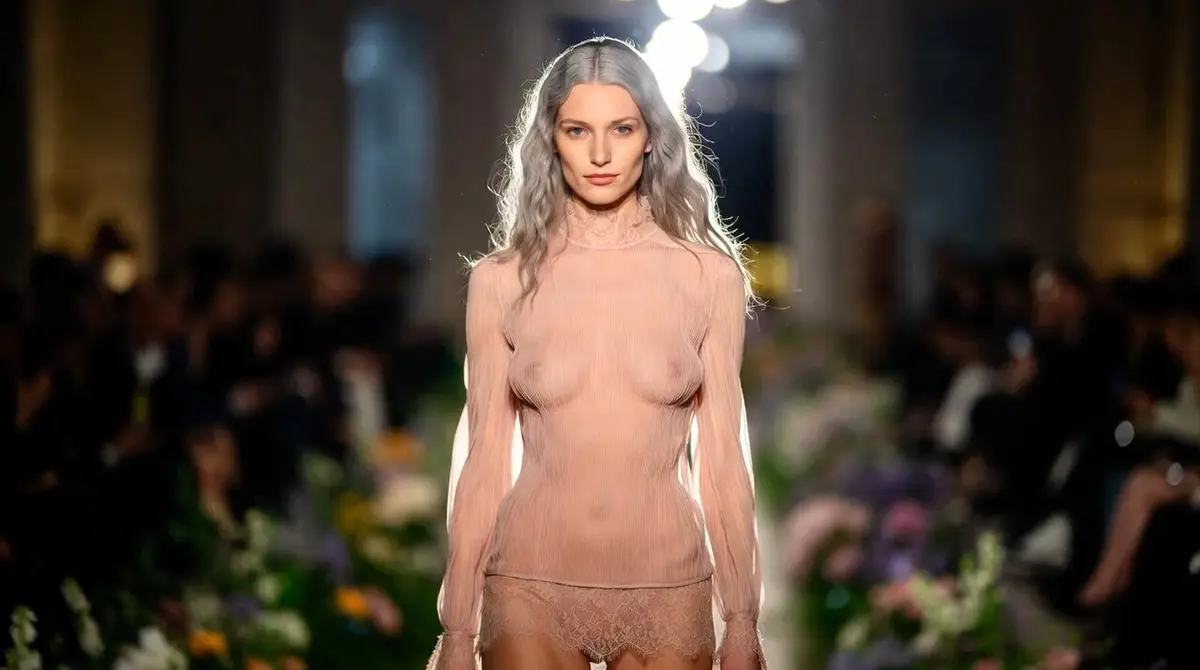 Тренды 2026: сексуальный прозрачный топ телесного цвета из плиссированной ткани и кружева Valentino, подчеркивающий женственность.